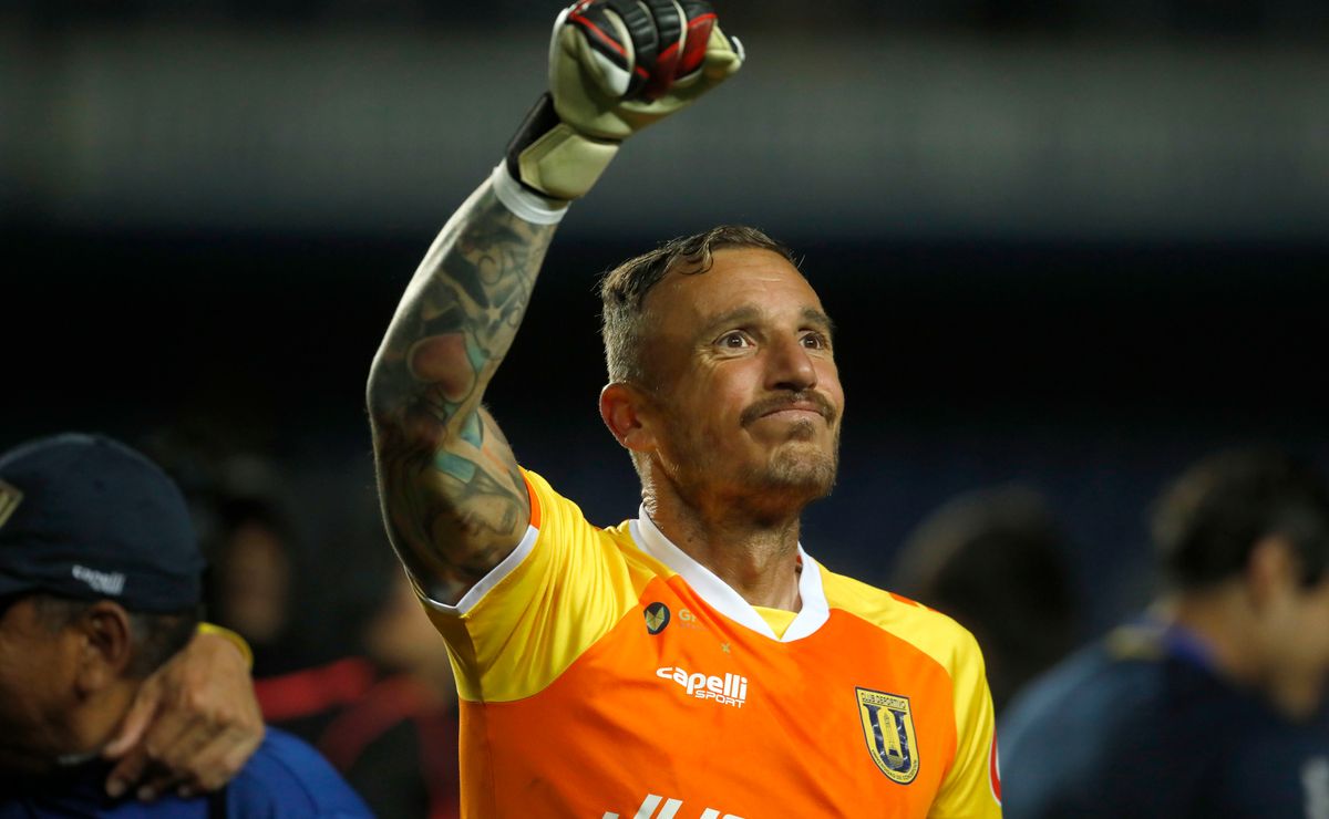 “Enfrentar a ese monstruo es…”: arquero récord del fútbol chileno desafía a un penal a Charles Aránguiz