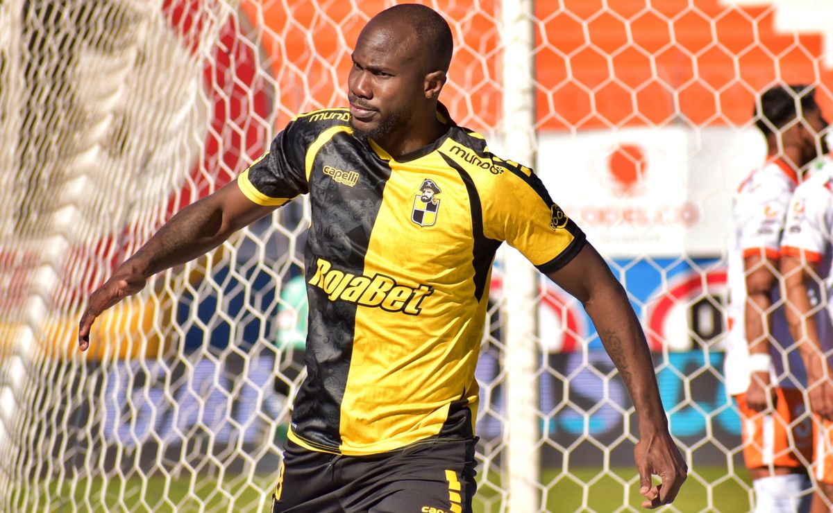 Vuelco en mercado de pases: En Panamá alertan a Coquimbo por futuro de Cecilio Waterman