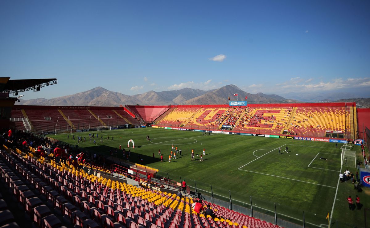 Lo sufre Unión Española: Filtran preocupante imagen de la cancha del Estadio Santa Laura