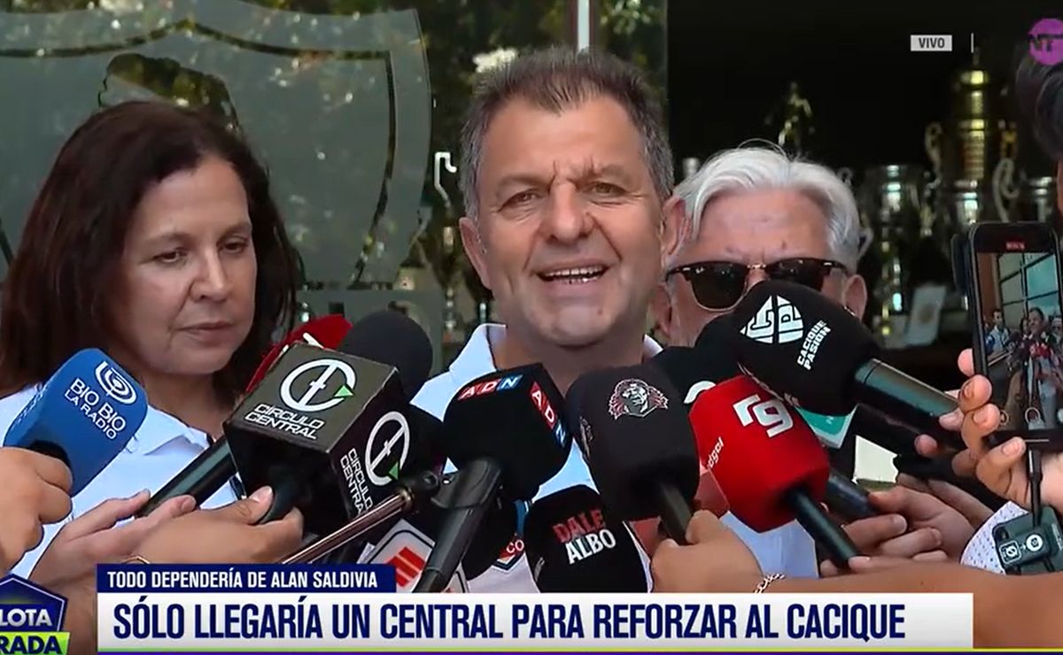 Mosa y lapsus entre risas: confunde defensa de Colo Colo con ex albo, hoy en U de Chile