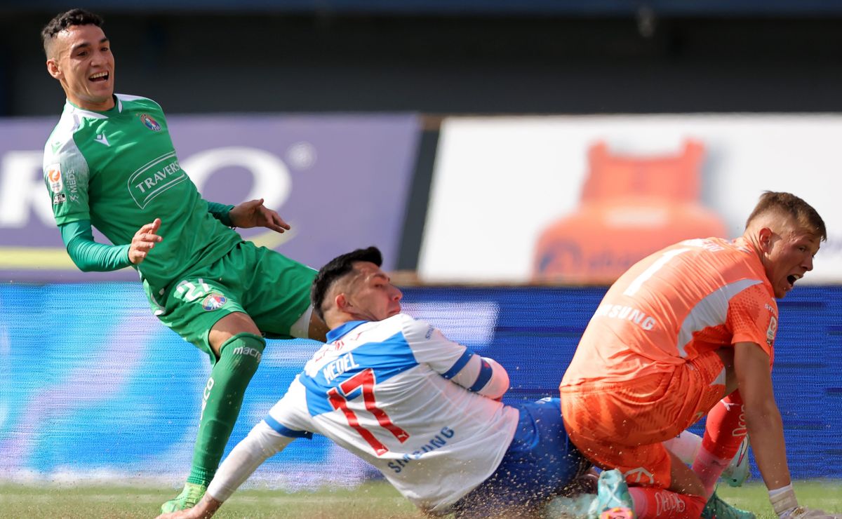 Jugaba fútbol playa, tiene ascendencia griega y ahora lo pretende la Universidad Católica