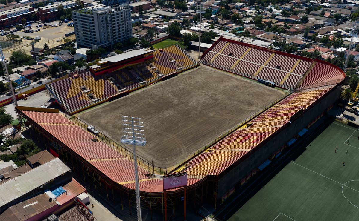 Unión Española al fin celebra una: desde el Santa Laura festejan las torres de iluminación