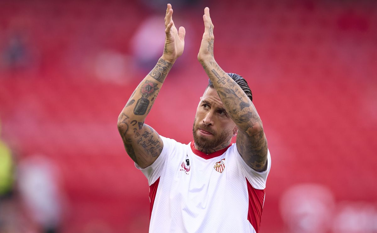 DT de Alexis Sánchez y Gabriel Suazo reacciona al bombazo de Sergio Ramos en Sevilla: “Son temas…”