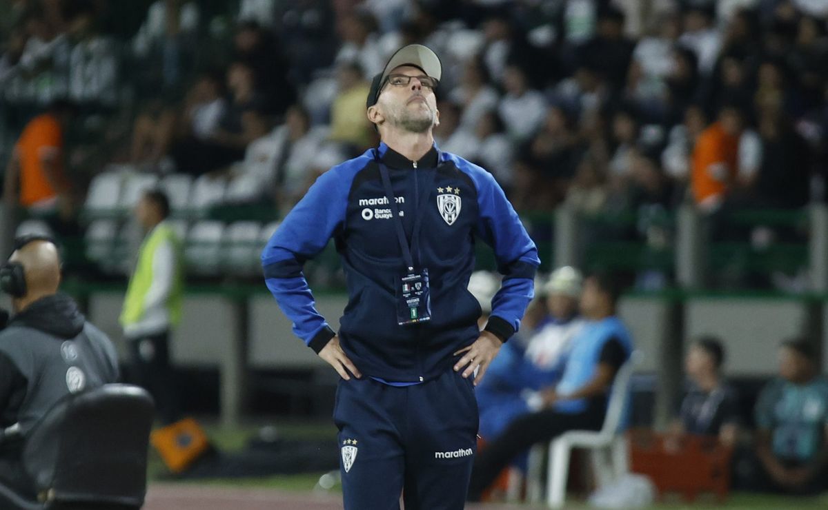 Ex DT de Matías Fernández arranca de Ecuador tras presenciar el asesinato a sus vecinos