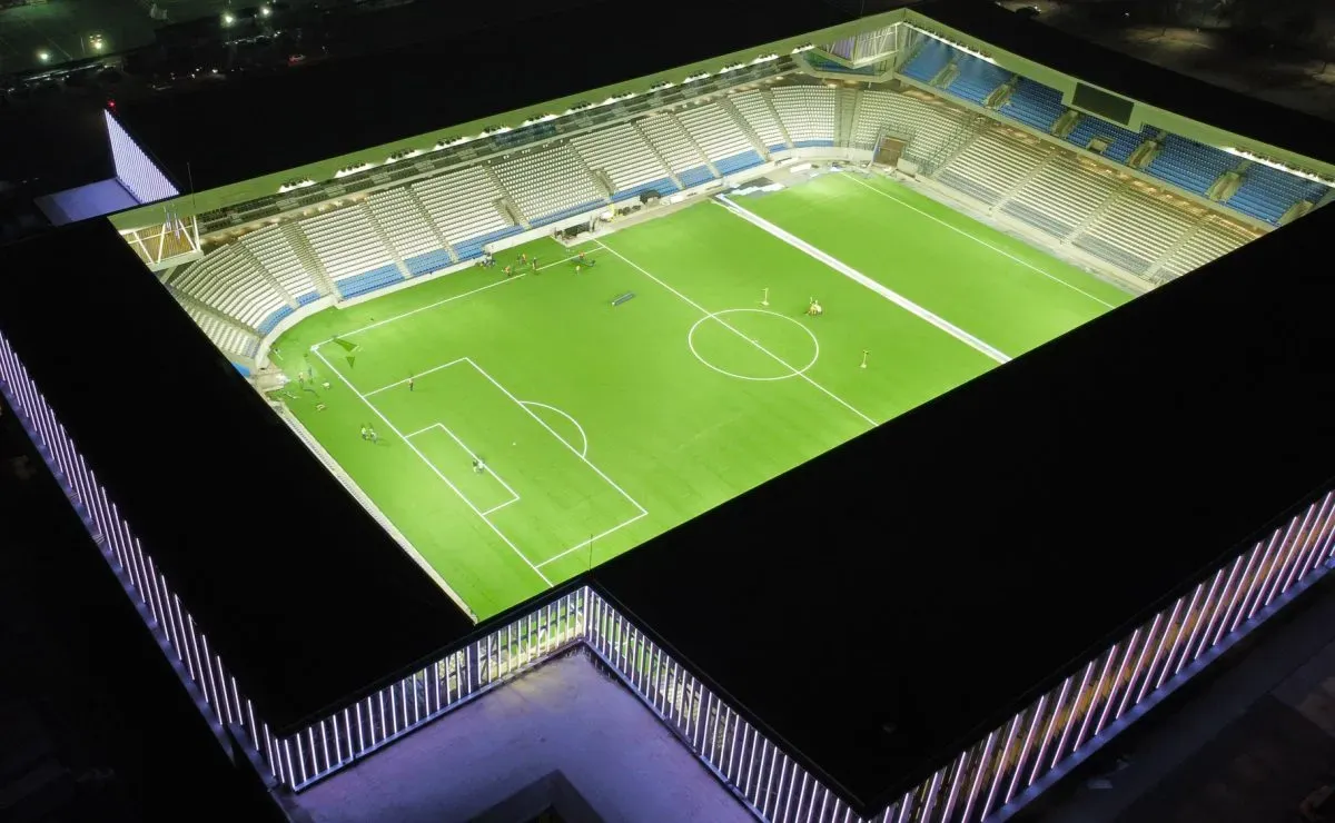 La cancha del nuevo estadio de la UC se saca un 7 tras primera gran lluvia