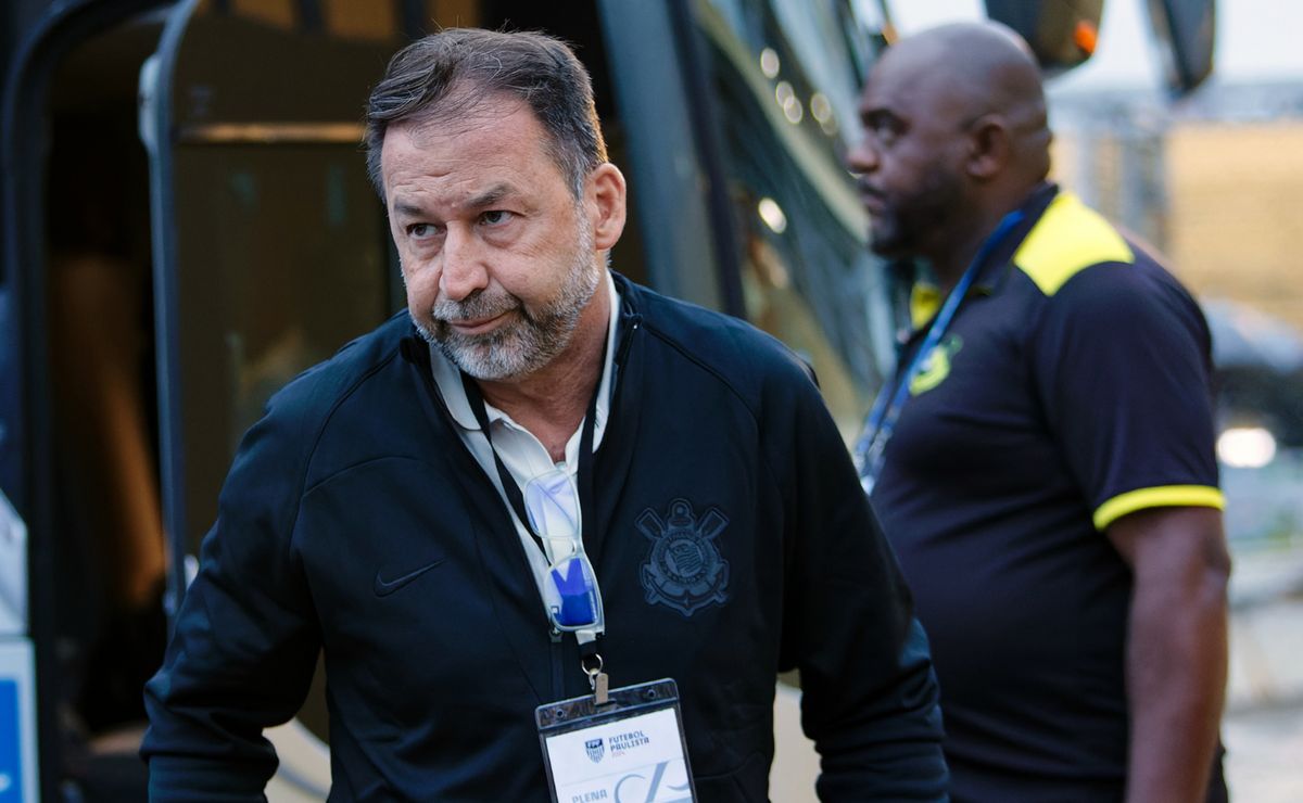 Proposta chega ao Corinthians e Augusto Melo enfrenta decisão crucial no mercado.