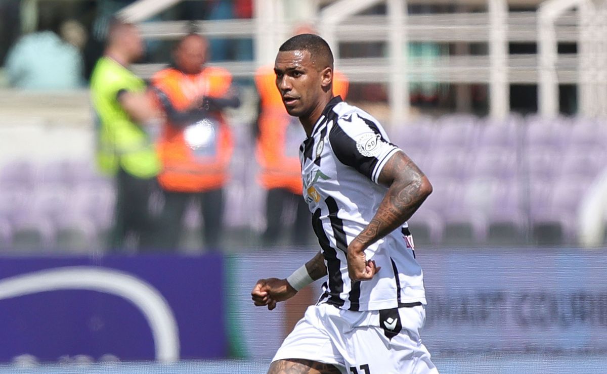 Corinthians demonstra interesse em volante disputado pelo Flamengo.