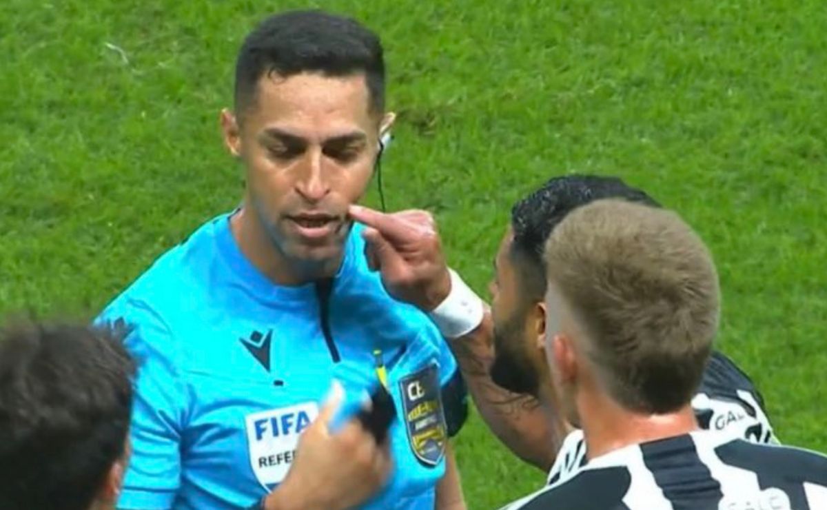 Árbitro Confirma Motivo de Expulsão de Hulk em Partida entre Galo e Palmeiras