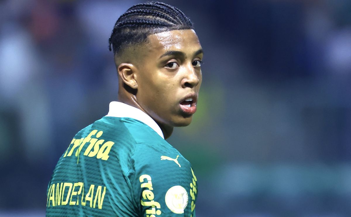 Roger Schmidt aprova contratação de lateral esquerdo do Palmeiras pelo Benfica