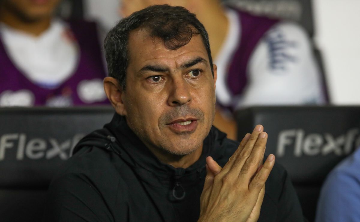 Corinthians negocia contratação de volante do Santos para reforçar elenco.