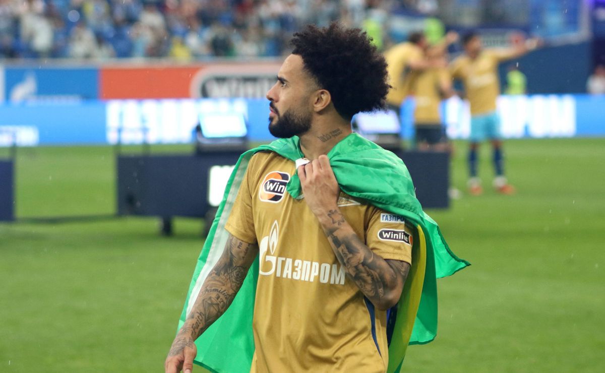 Flamengo prossegue negociação por Claudinho para reforçar meio-campo rubro-negro.