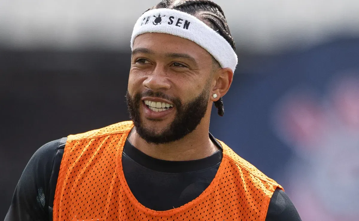 Memphis Depay surpreende e opta por ficar no Corinthians, ignorando proposta do Liverpool