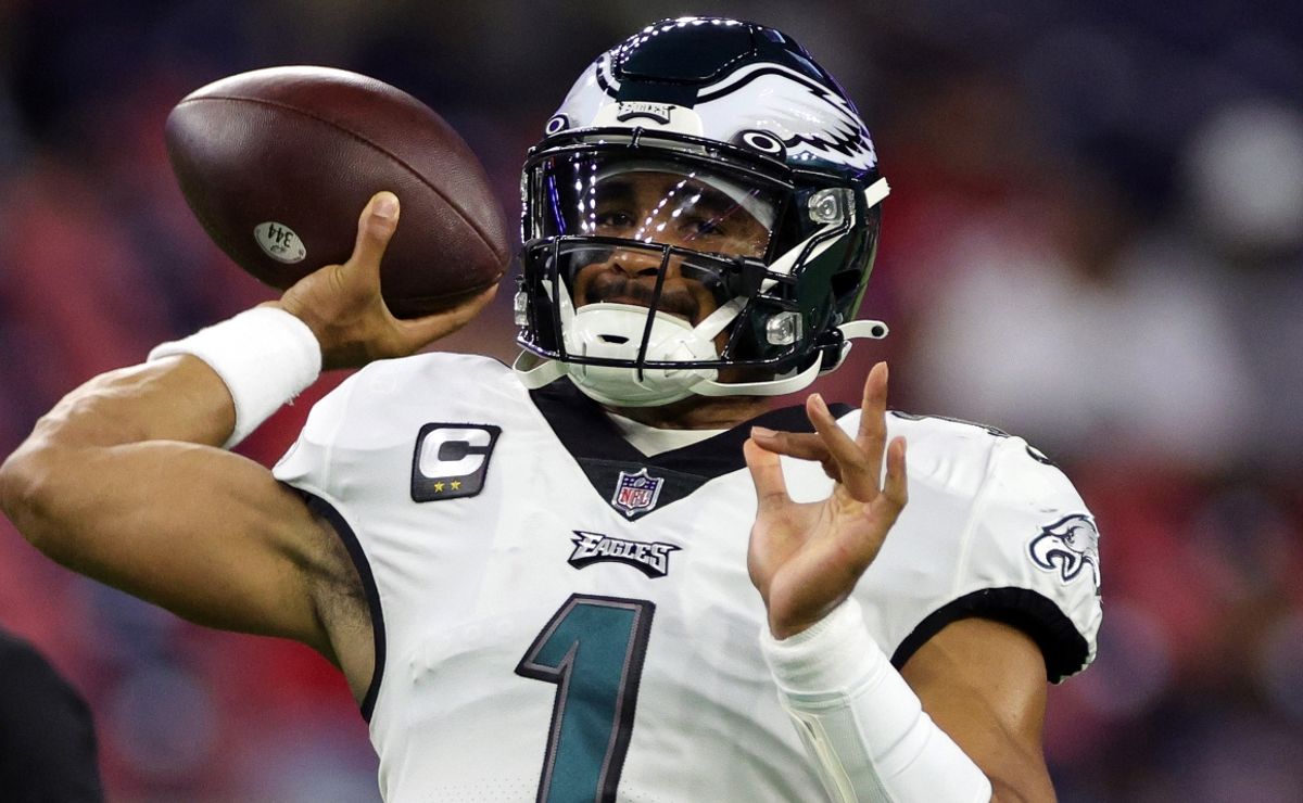 Buccaneers and Eagles Prepare for Playoff Encounter