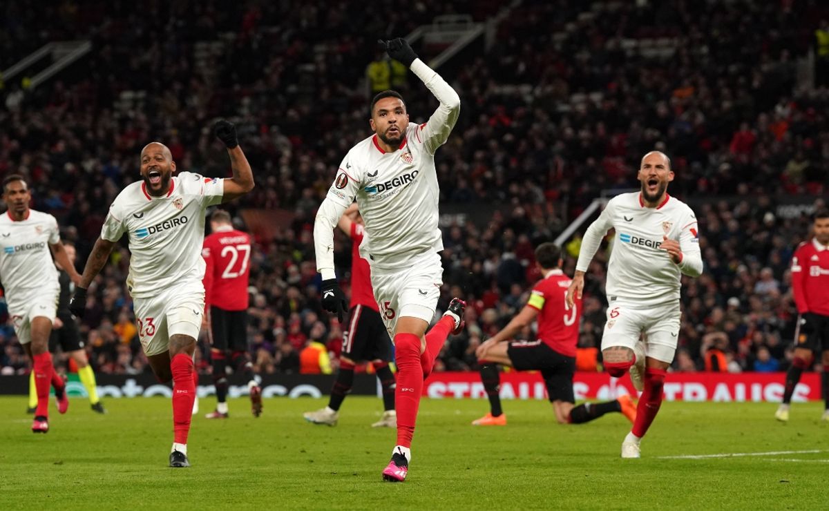 Two own goals yield hectic draw between United and Sevilla