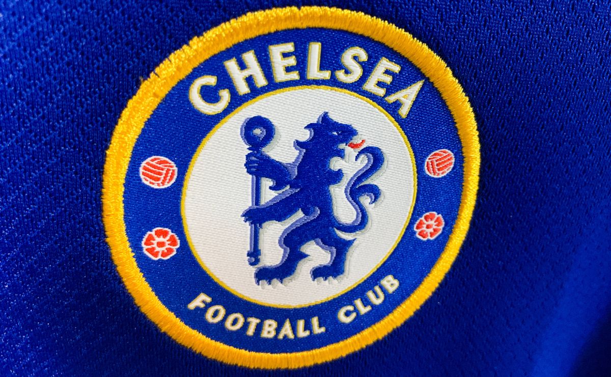 Chelsea launch new 2023-24 home kit without a shirt sponsor - ESPN