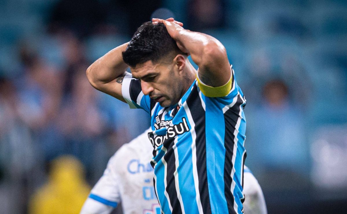 Luis Suarez signs two-year Gremio deal