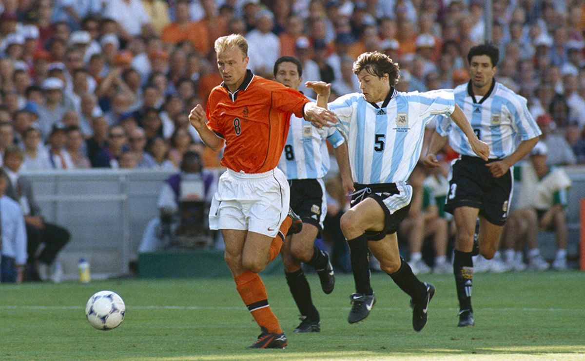 Het beroemde doelpunt van de Nederlandse speler Bergkamp wordt geëerd op het bankbiljet