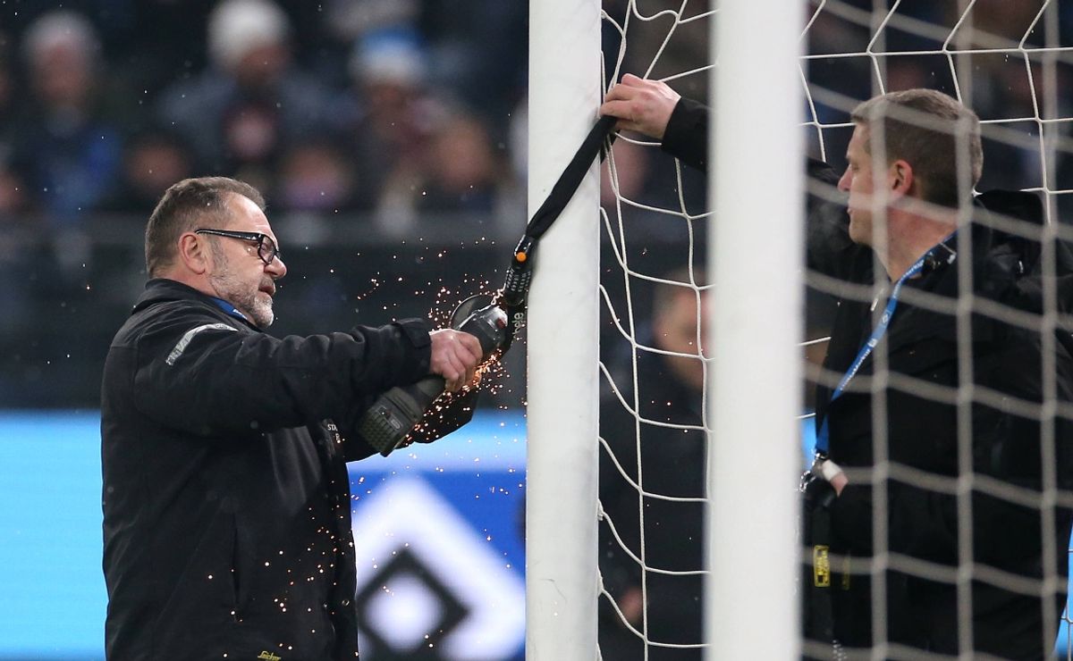 Photo of Deutsche Fans schließen Fahrräder ab, um gegen den Verkauf der Bundesliga zu protestieren