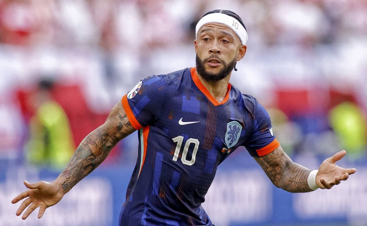 Bidding battle between Milan and another Serie A club for Depay