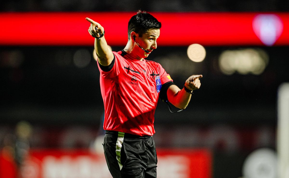Who was the controversial referee in the USA vs Uruguay game?