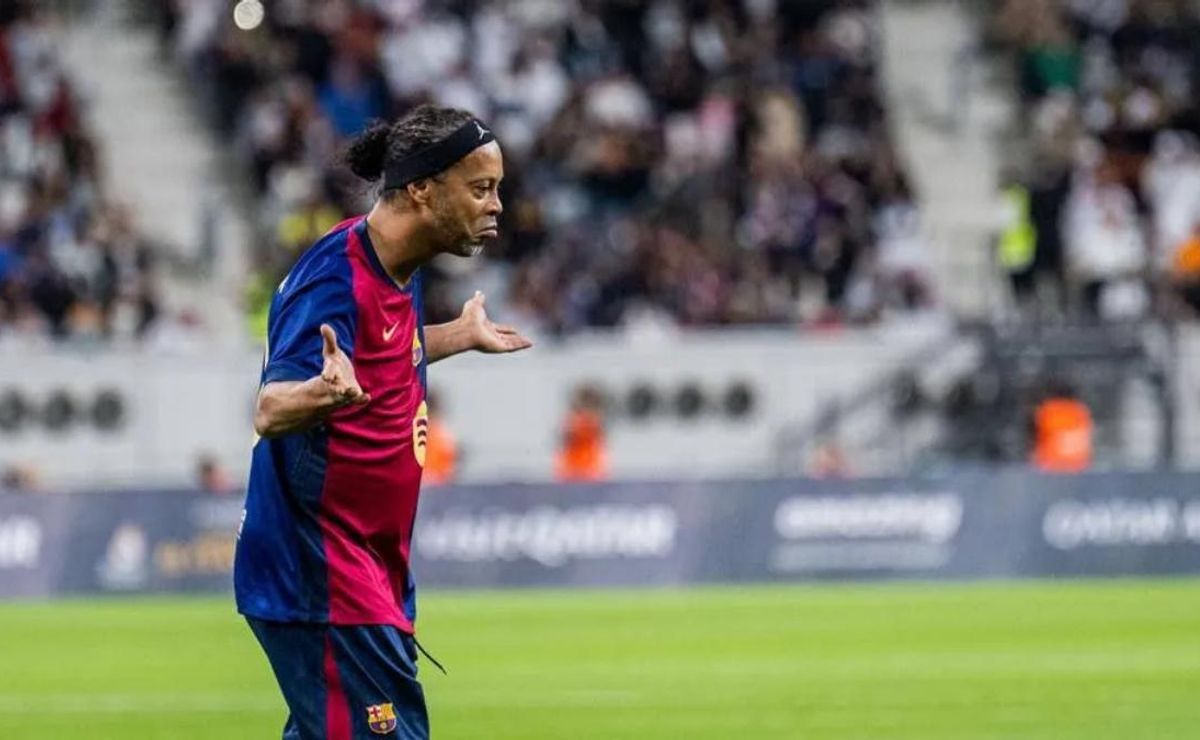 https://ds-images.bolavip.com/news/image?src=https%3A%2F%2Fimages.worldsoccertalk.com%2Fjpg%2Ffull%2FWST_20241128_WST_541869_Ronaldinho.jpg&width=1200&height=740