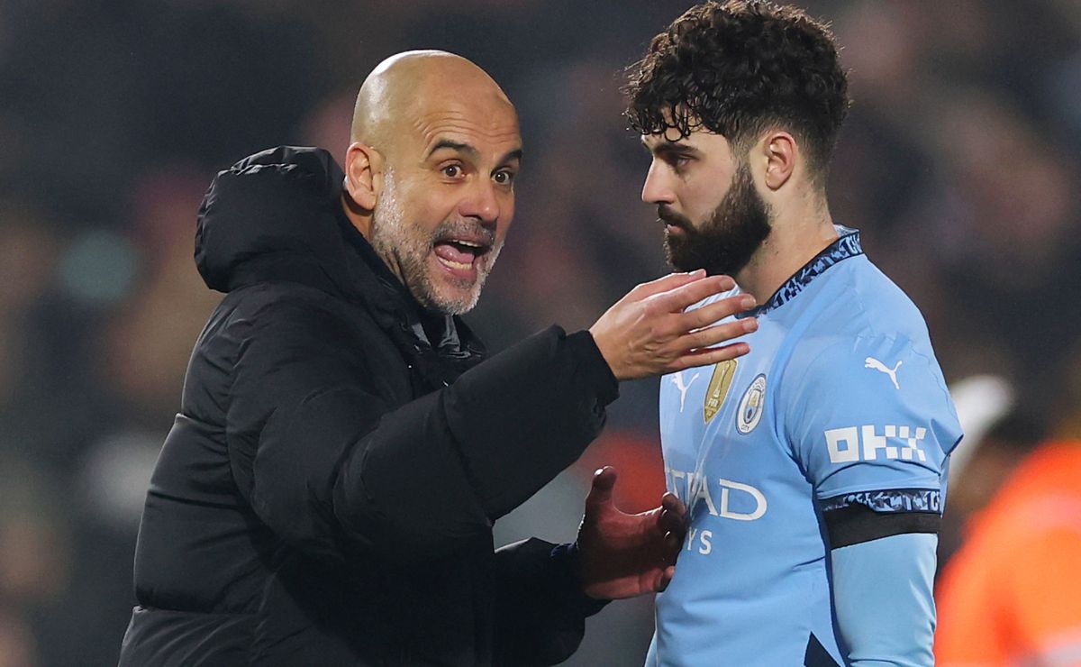 https://ds-images.bolavip.com/news/image?src=https%3A%2F%2Fimages.worldsoccertalk.com%2Fjpg%2Ffull%2FWST_20250114_WST_548828_guardiola-city.jpg&width=1200&height=740