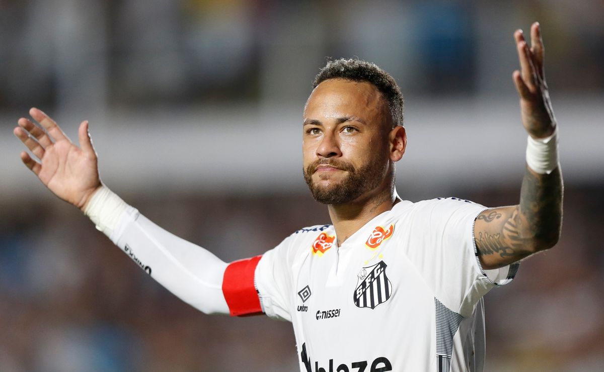Neymar breaks silence on transfer rumor just weeks after returning to
