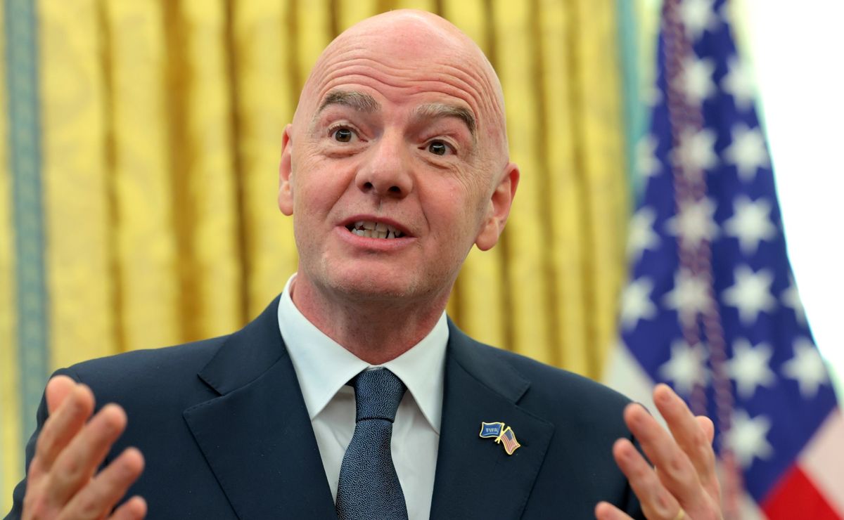 https://ds-images.bolavip.com/news/image?src=https%3A%2F%2Fimages.worldsoccertalk.com%2Fjpg%2Ffull%2FWST_20250415_WST_565506_Gianni-Infantino-FIFA-1.jpg&width=1200&height=740