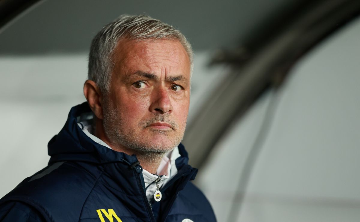 https://ds-images.bolavip.com/news/image?src=https%3A%2F%2Fimages.worldsoccertalk.com%2Fjpg%2Ffull%2FWST_20250427_WST_567541_Jose-Mourinho.jpg&width=1200&height=740