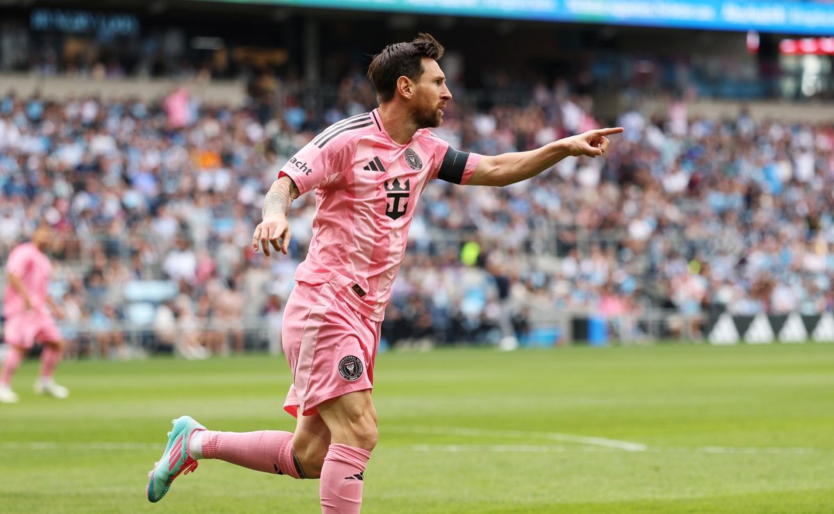 https://ds-images.bolavip.com/news/image?src=https%3A%2F%2Fimages.worldsoccertalk.com%2Fjpg%2Ffull%2FWST_20250514_WST_569790_Lionel-Messi-goal.jpg&width=1200&height=740