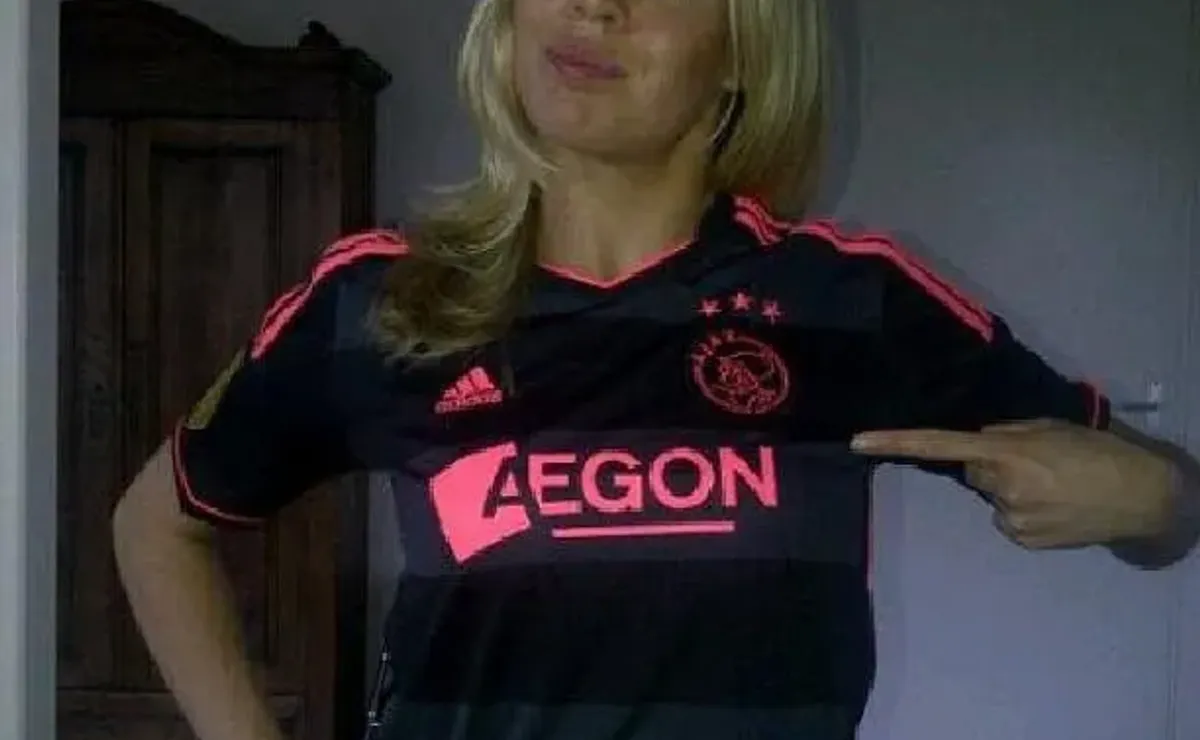 George Eliot Uitbeelding Klaar Ajax Away Shirt For 2013-14 Season: Black And Hot Pink [PHOTO] - World  Soccer Talk