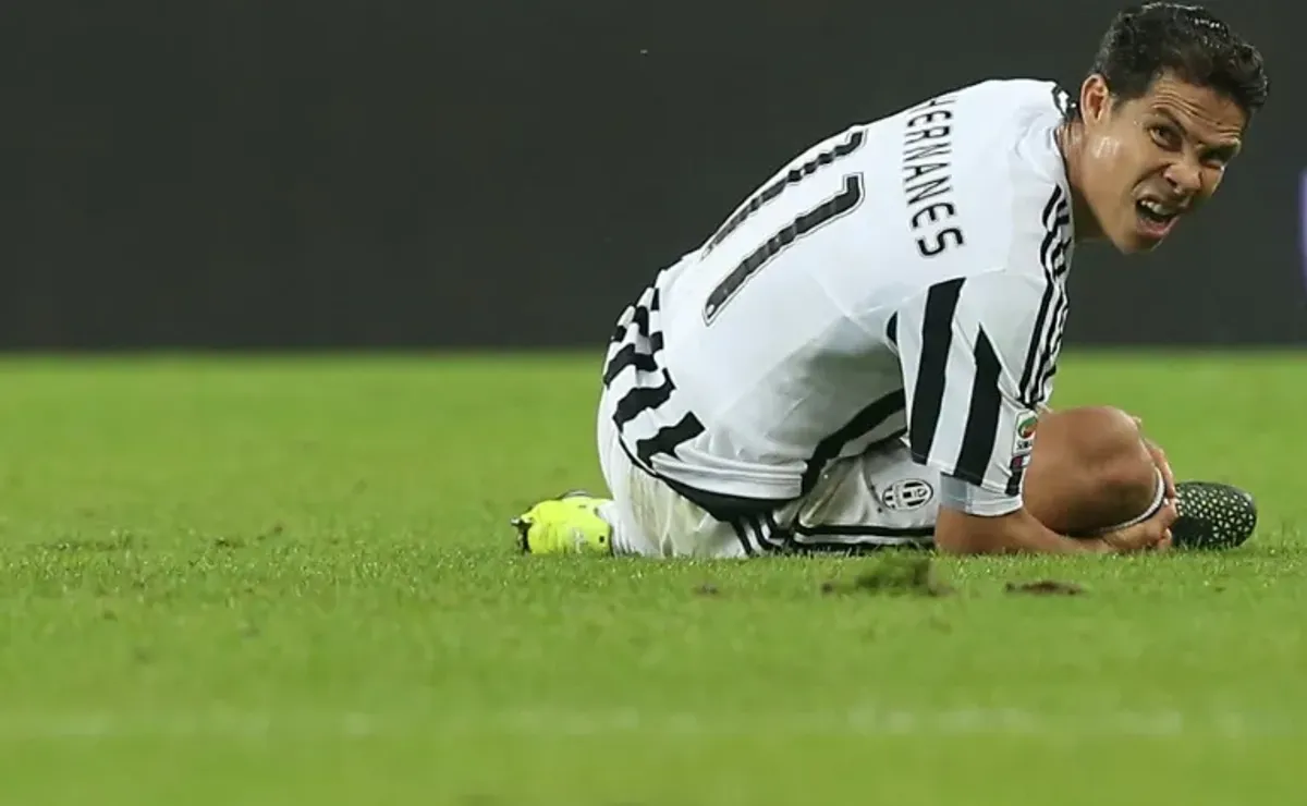 Hernanes will miss three weeks with a tear in his right thigh