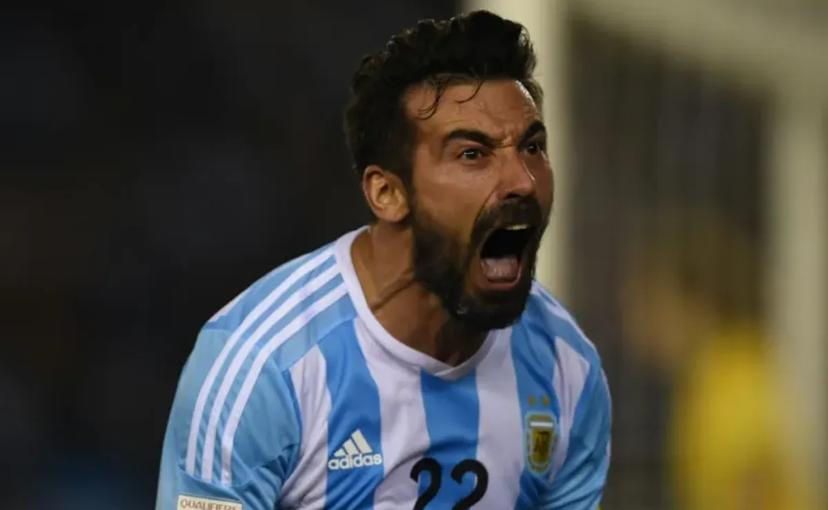 PSG's Ezequiel Lavezzi signs for Hebei China Fortune