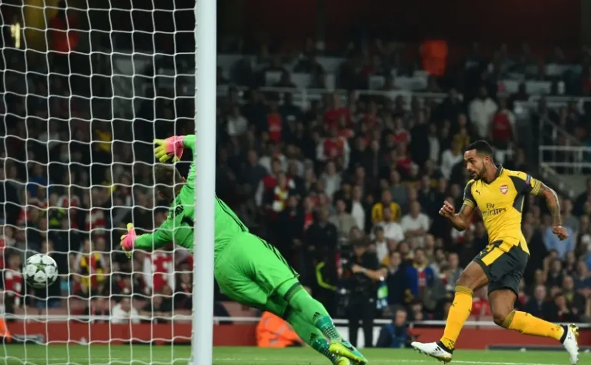 Walcott at the double as rampant Arsenal down Basel