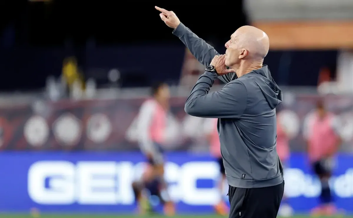 Bob Bradley returns to Norway to help Stabaek's relegation battle
