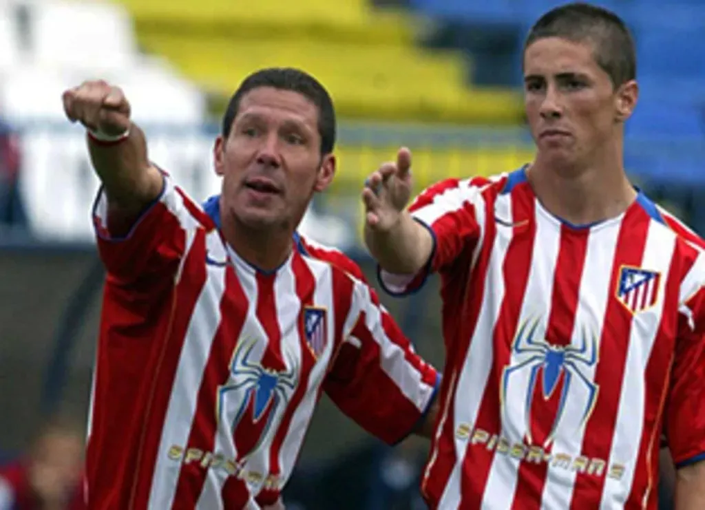 Un joven Fernando Torres junto al Cholo Simeone en sus primeros años en Atlético de Madrid.