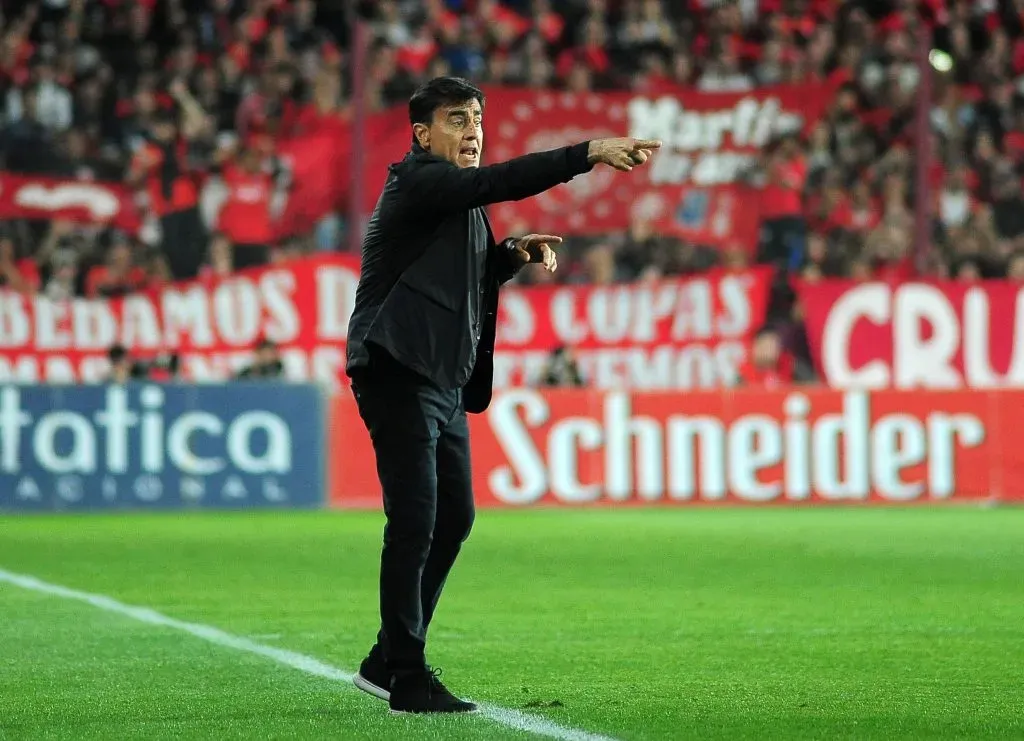 Gustavo Quinteros da indicaciones en Vélez Sarsfield. (Foto: Jorge Baravalle | Imago).