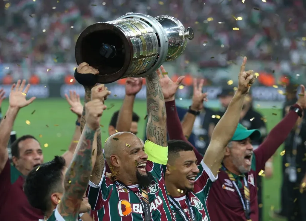 RIO DE JANEIRO, BRASIL – NOVEMBRO 04: Felipe Melo (C) do Fluminense e companheiros levantam o troféu após vencer a partida final da Copa Conmebol Libertadores 2023 entre Fluminense e Boca Juniors no Maracanã no dia 04 de novembro de 2023, no Rio de Janeiro, Brasil. (Foto: Raul Sifuentes/Getty Images)