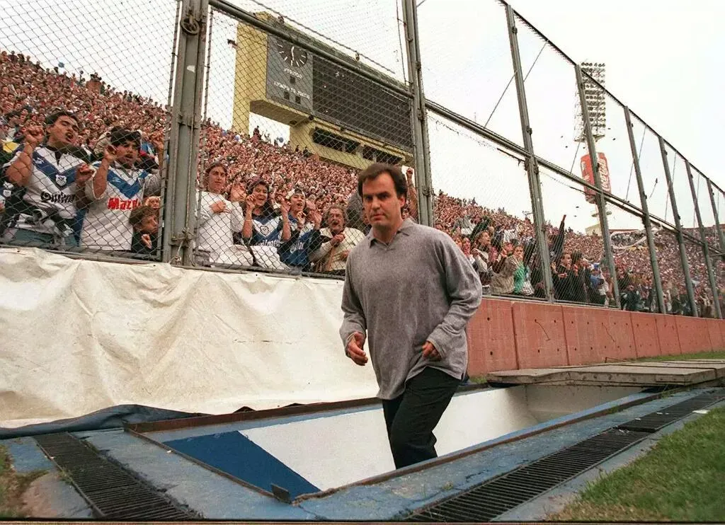 Bielsa dirigió a Vélez a fines de los 90 y fue campeón en 1998. (Foto: @Velez).