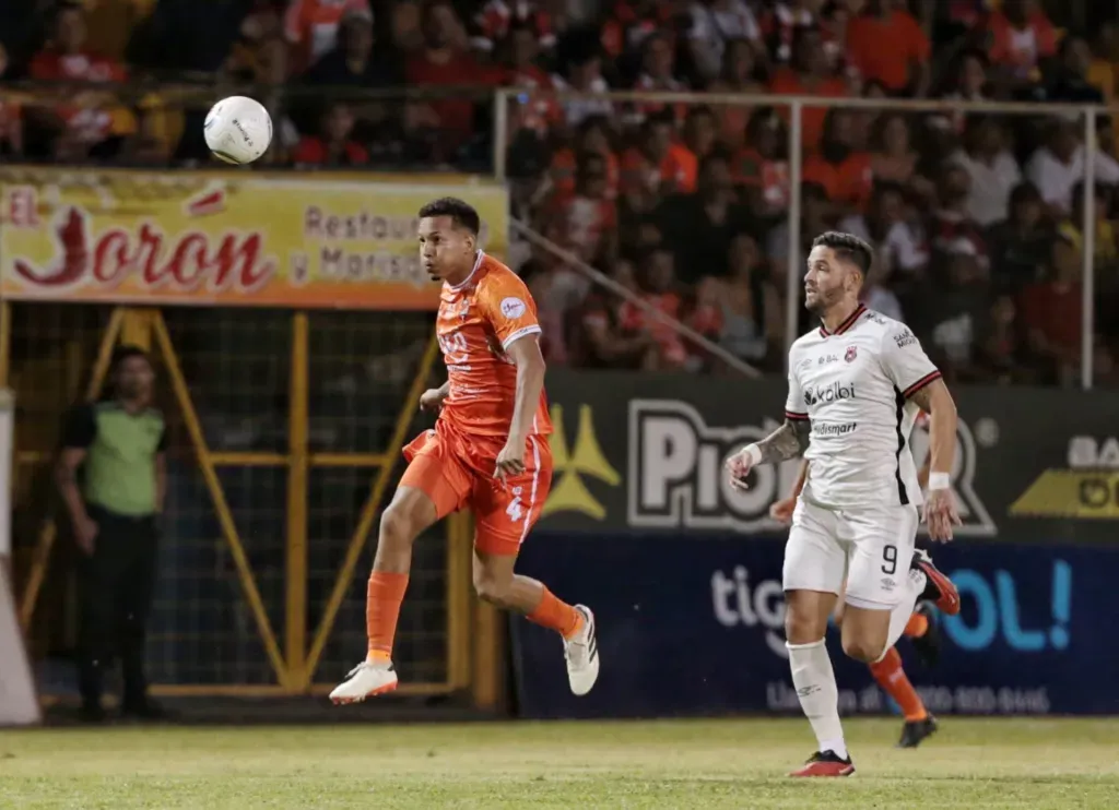 En veintitrés visitas a Puntarenas, la Liga registra 7 ganes, 8 derrotas y 8 empates. (Foto: La Nación)