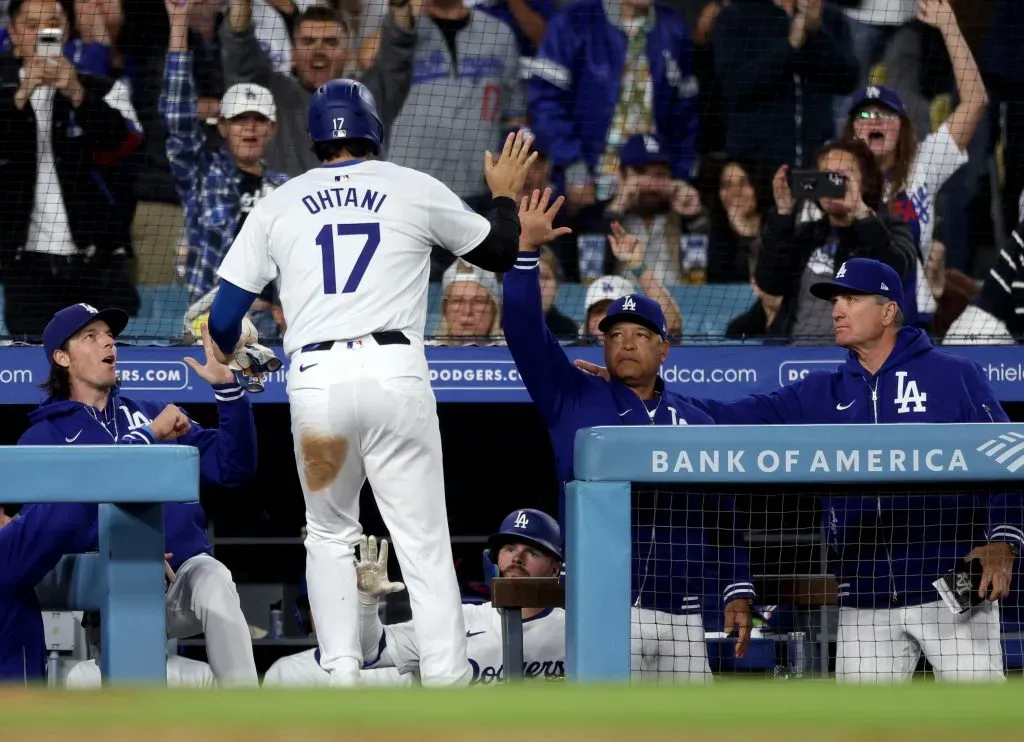 Shohei Ohtani y Dave Roberts durante el primer encuentro de la serie ante Dbacks de Arizona | 21 de mayo 2024, Dodger Stadium (Getty Images)