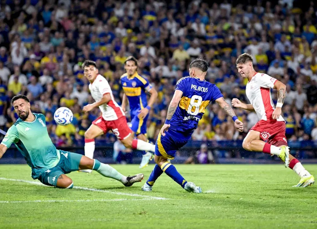 Carlos Palacios marca el gol del triunfo para Boca, el primer tanto del chileno con los xeneizes, y hay asado.