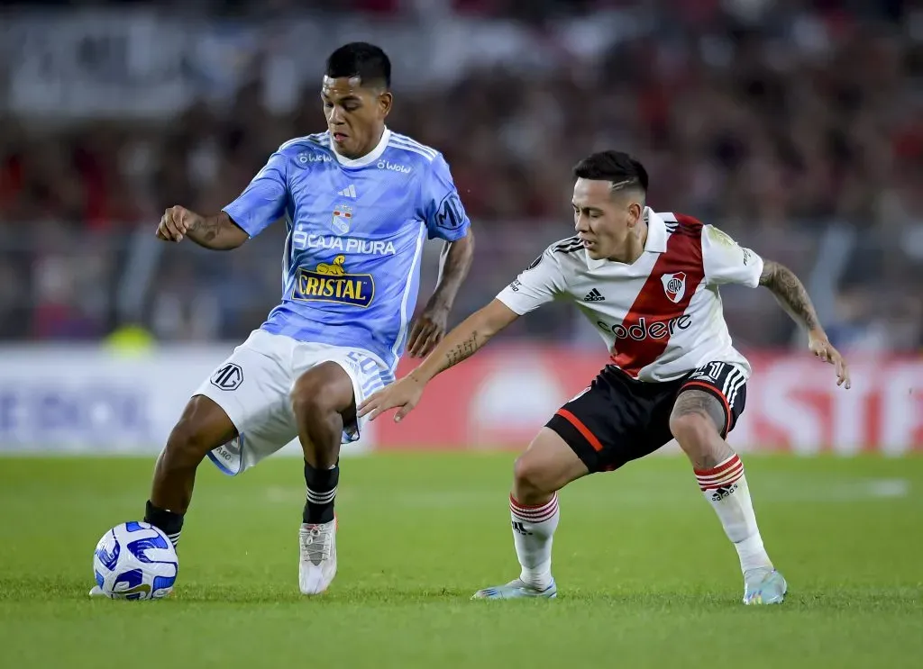 Joao Grimaldo en acción ante River Plate por la Copa Libertadores 2022. (Marcelo Endelli/Getty Images).