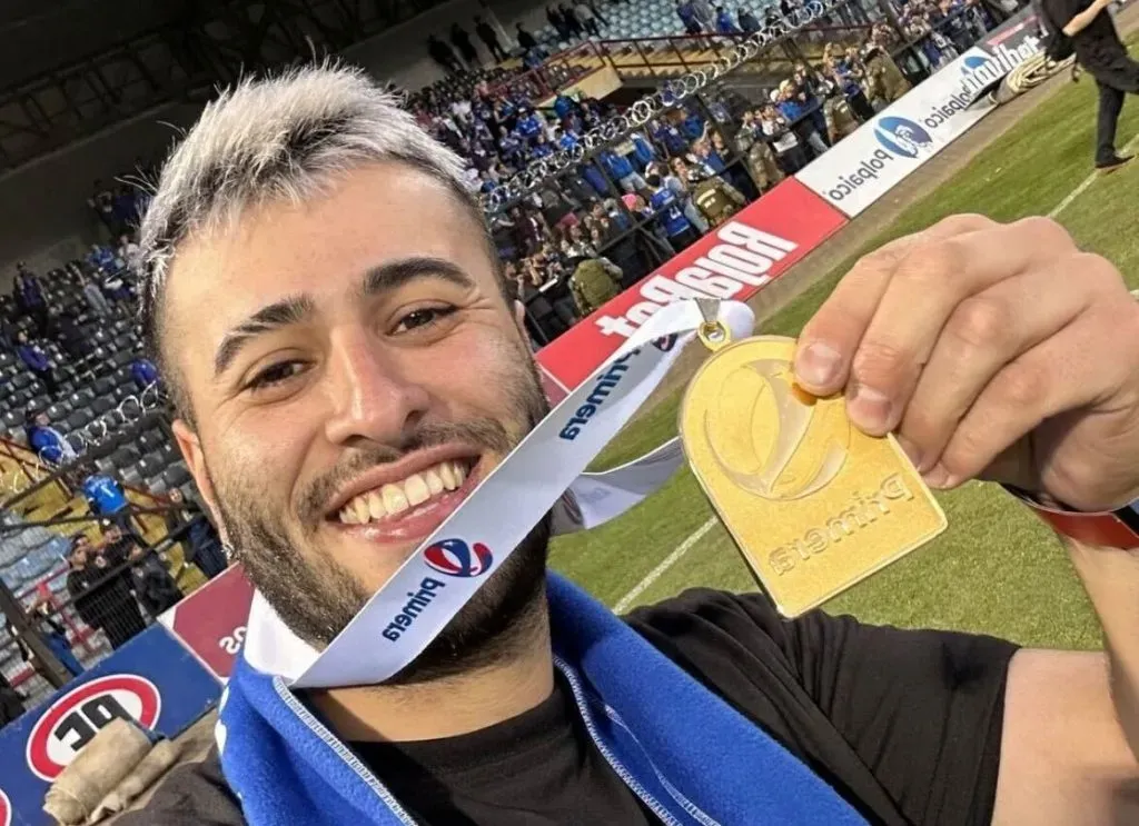 Con la medalla de campeón dando la vuelta olímpica. Foto: Instagram.