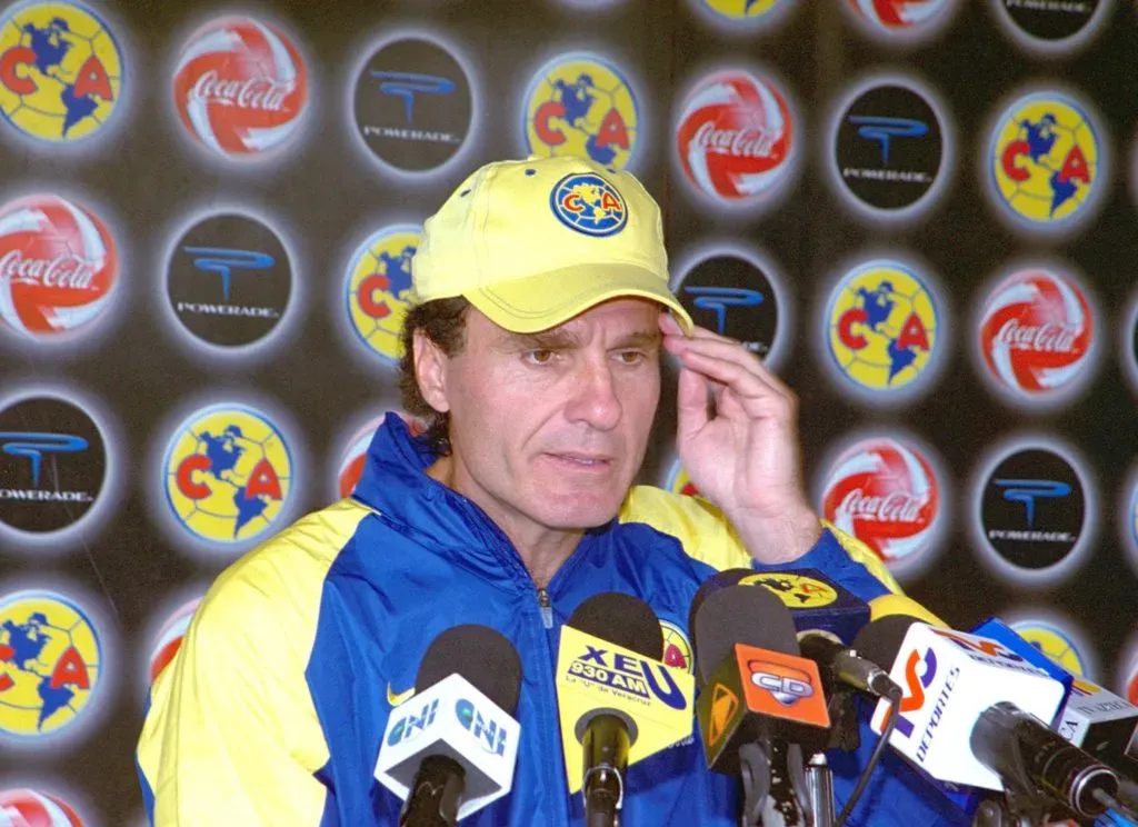 Óscar Ruggeri en su época como entrenador de América en 2004 (Imago)