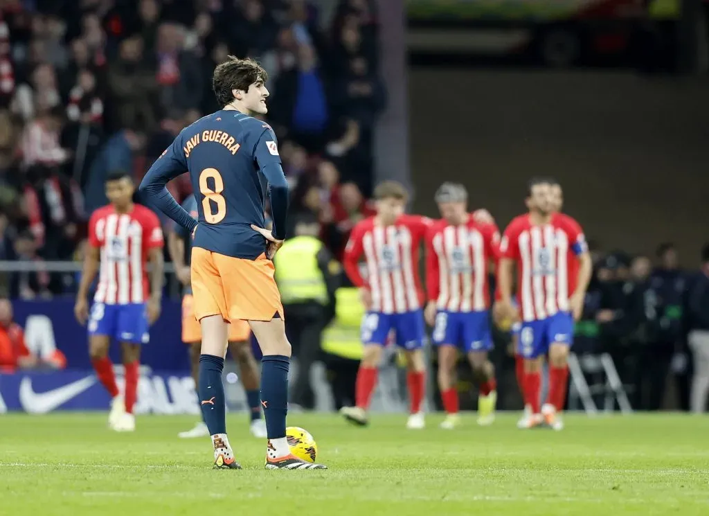 Javi Guerra ante Atlético de Madrid. El volante interno se quedará en Valencia (IMAGO)