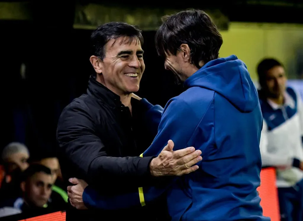 Gustavo Quinteros con Diego Martínez, DT de Boca Juniors. (Marcelo Endelli/Getty Images).