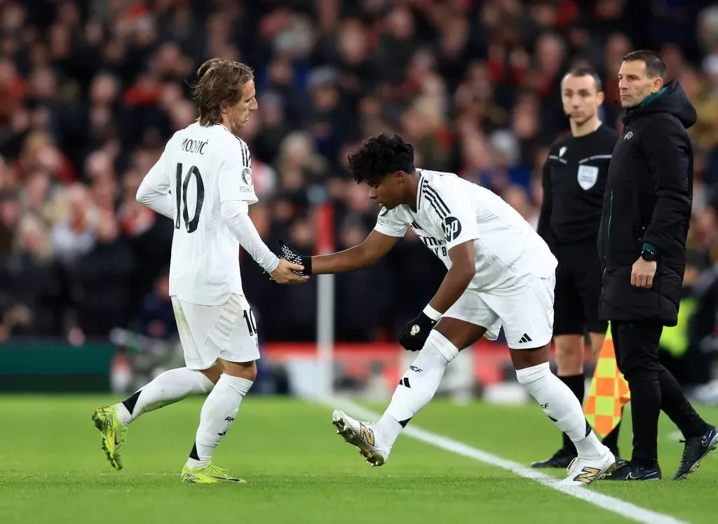 Endrick ingresando por Luka Modric al minuto 79 vs. Liverpool en Anfield.