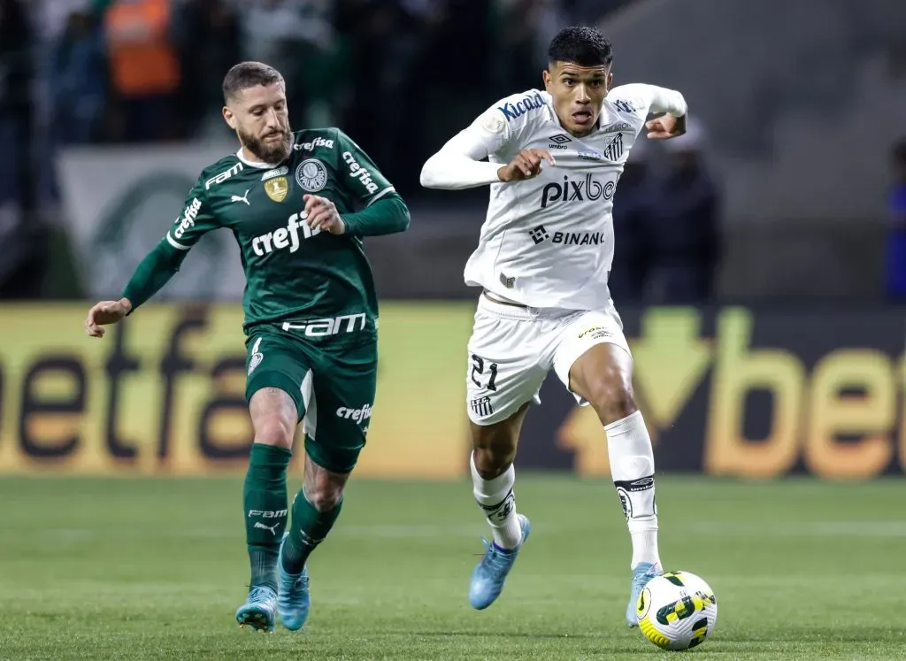 SÃO PAULO, SP (FOLHAPRESS) – 18 DE SETEMBRO: Zé Rafael, do Palmeiras, e Lucas Barbosa, do Santos, disputam a bola durante a partida entre Palmeiras e Santos pela Série A do Brasileirão 2022, no Allianz Parque, no dia 18 de setembro de 2022, em São Paulo. (Foto: Alexandre Schneider/Getty Images)