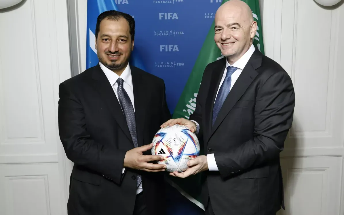 Gianni Infantino junto a Yasser Al Misehal, presidente de la Federación Saudí de Fútbol. FIFA.com